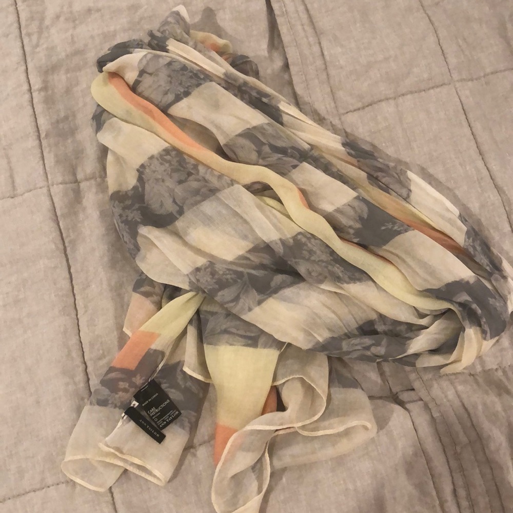 Gorgeous Ann Taylor scarf